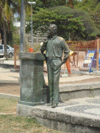 Estátua de Zózimo Barroso do Amaral