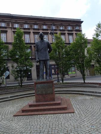 Leon Barciszewski Statue