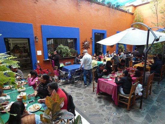 Fonda y Galeria La Damajuana