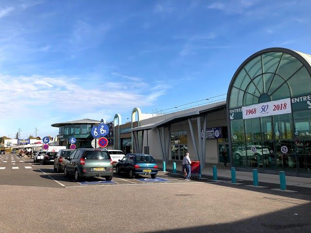 Centre commercial Carrefour Grand Quetigny
