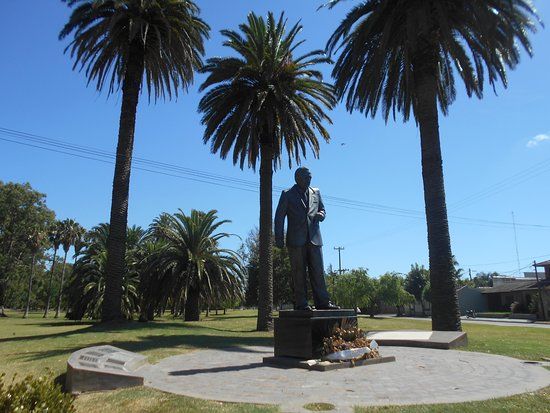 Monumento al Dr. Raúl Alfonsín