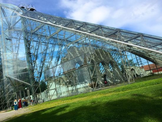 Ruinas de la antigua catedral de Hamar
