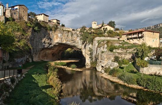 Puente Natural Sobre El Río Nela